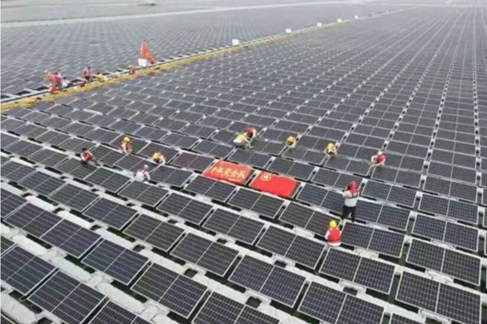 الصين تبدأ تشغيل أكبر محطة طاقة شمسية عائمة في العالم 