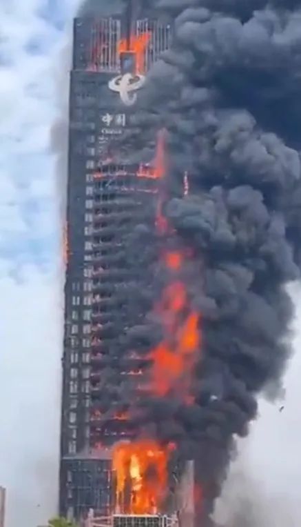 احترقت بالكامل والإصابات قد تفوق المئات.. حريق مروع يطال ناطحة سحاب وسط الصين