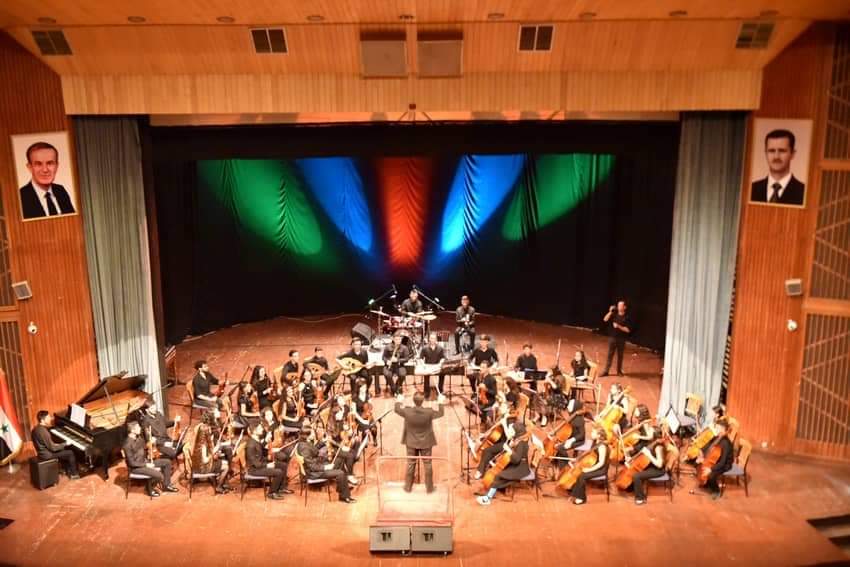 أوركسترا الشباب السوري تحيي أمسية موسيقية على مسرح قصر الثقافة في حمص. 