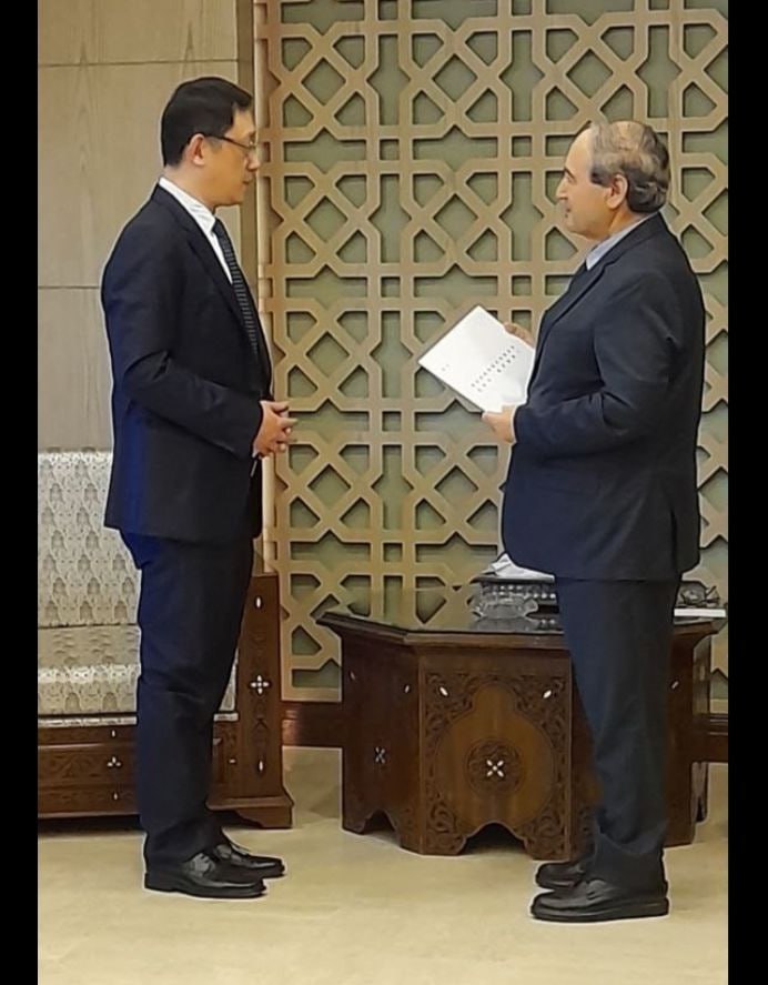 المقداد يتسلم نسخة عن أوراق اعتماد السفير الصيني الجديد في دمشق 