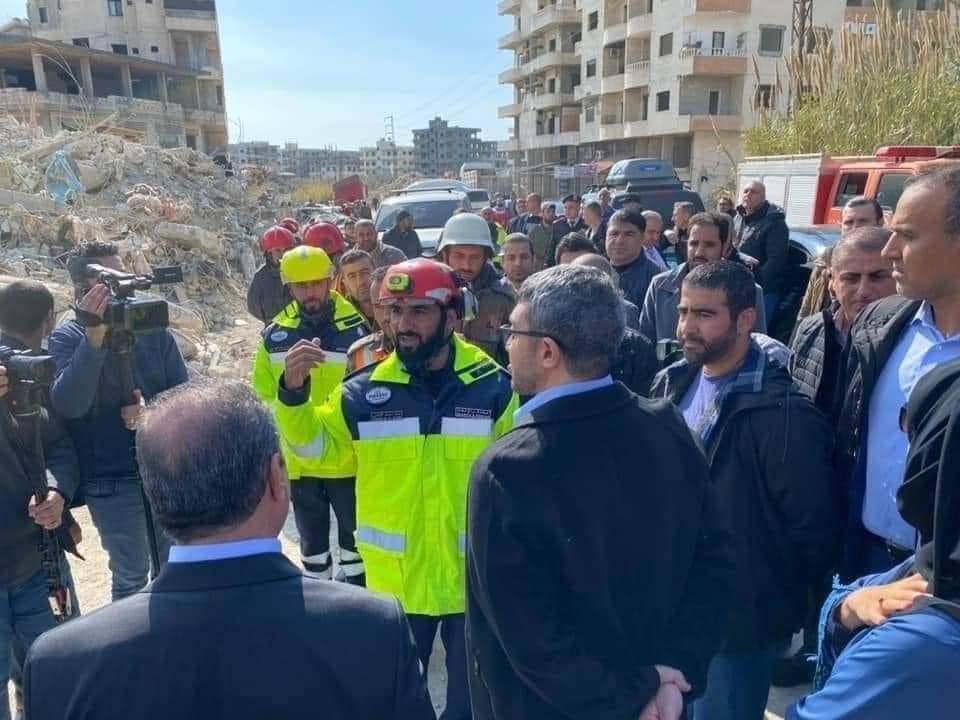 جبلة :  الشيخ عبد الله بن زايد آل نهيان وزير الخارجية والتعاون الدولي الإماراتي مع فرق الإنقاذ في جبلة. 