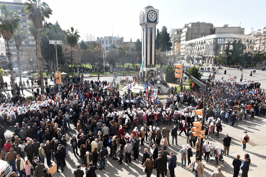 وقفة احتجاجية في حمص للمطالبة برفع الإجراءات القسرية المفروضة على سورية 