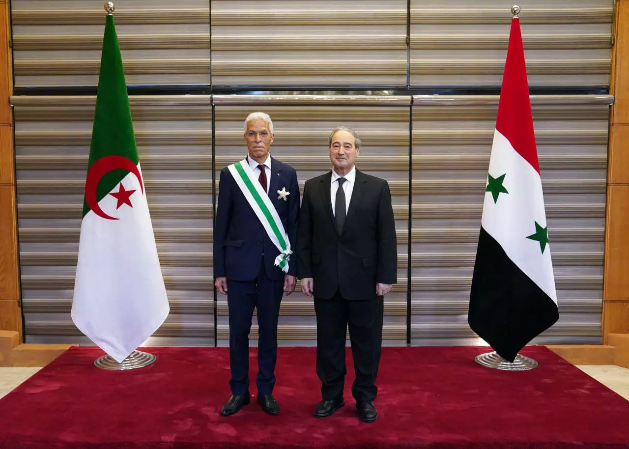 الرئيس الأسد يمنح سفير الجزائر لدى سورية لحسن تهامي وسام الاستحقاق السوري من الدرجة الممتازة 