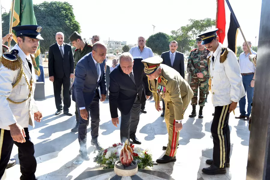 ممثل القائد العام للجيش والقوات المسلحة يضع إكليلا من الزهور على ضريح الجندي المجهول في روضة الشهداء بحمص 
