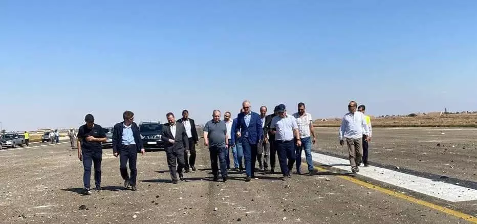 المهندس عرنوس يتفقد أعمال إعادة إصلاح الأجزاء المتضررة في مدرجات مطار دمشق الدولي جراء العدوان الإسرائيلي . 